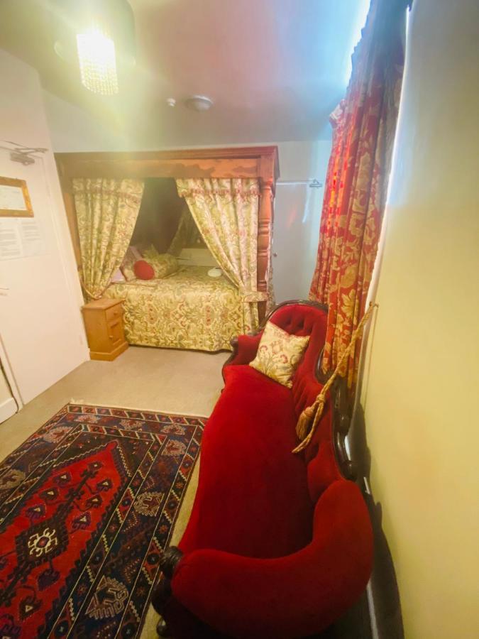 The Old Court Hotel Вітні Екстер'єр фото