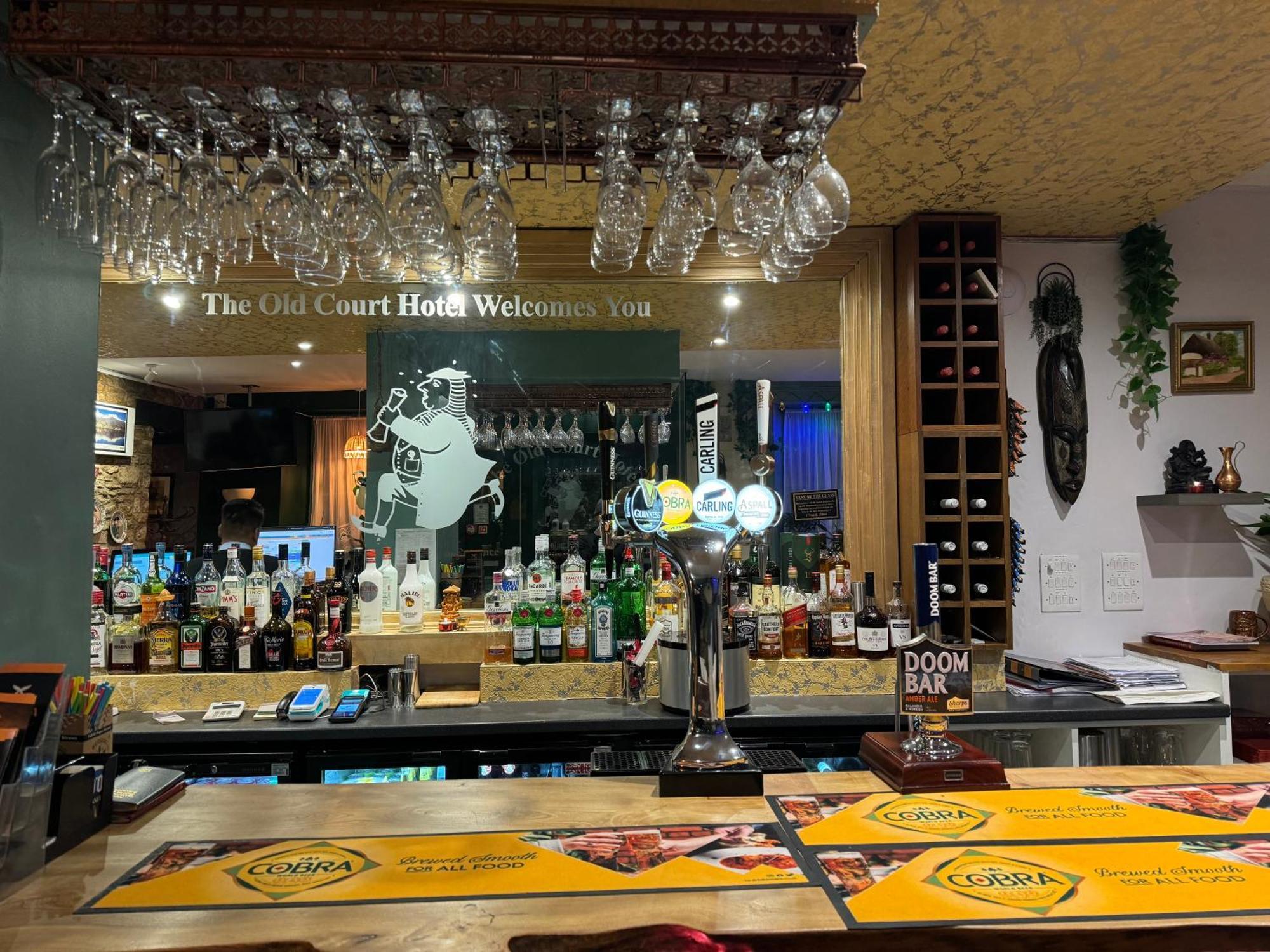 The Old Court Hotel Вітні Екстер'єр фото